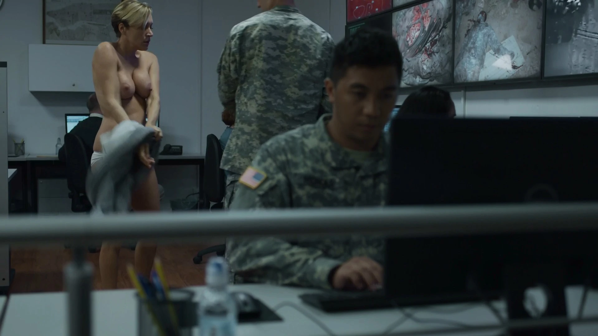 Chlo Sevigny se dshabille dans une pice o plusieurs personnes travaillent sur des ordinateurs. Chlo montre ses seins nus alors qu'elle se dshabille jusqu' ses sous-vtements avant d'enfiler une chemise boutonne puis une jupe. Extrait de We Are Who We Are s01e07 (2020)