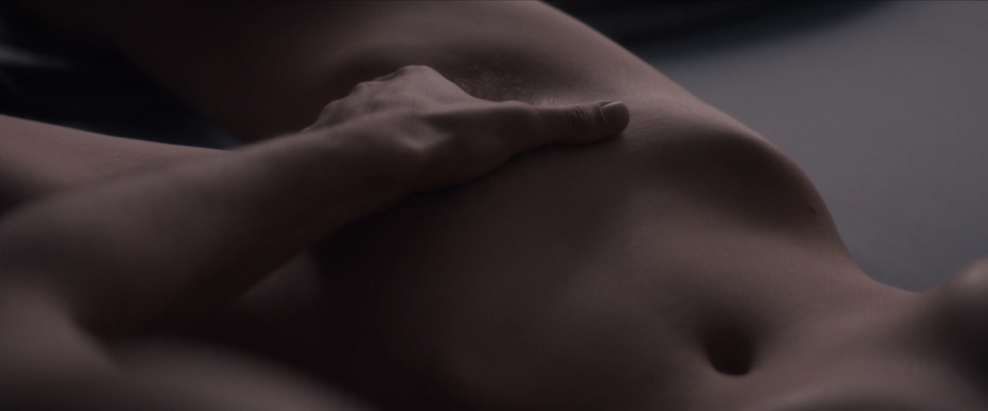 Marion Cotillard dans une scne de nu tire de Mal De Pierres qui est sorti en 2016. Elle nous montre ses seins, ses fesses et sa touffe, y compris une nudit frontale complte dans une scne de sexe..