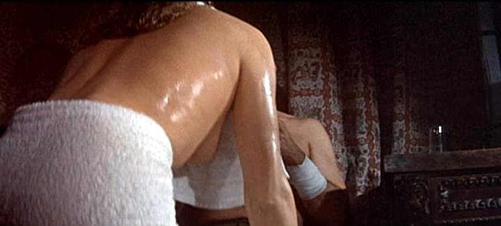 La superbe tentatrice Andress accueille dans le film Blue Max (1966) l'acteur dans de deux petites serviettes, ce qui permet de jeter un coup d'il  chaque partie de son corps.