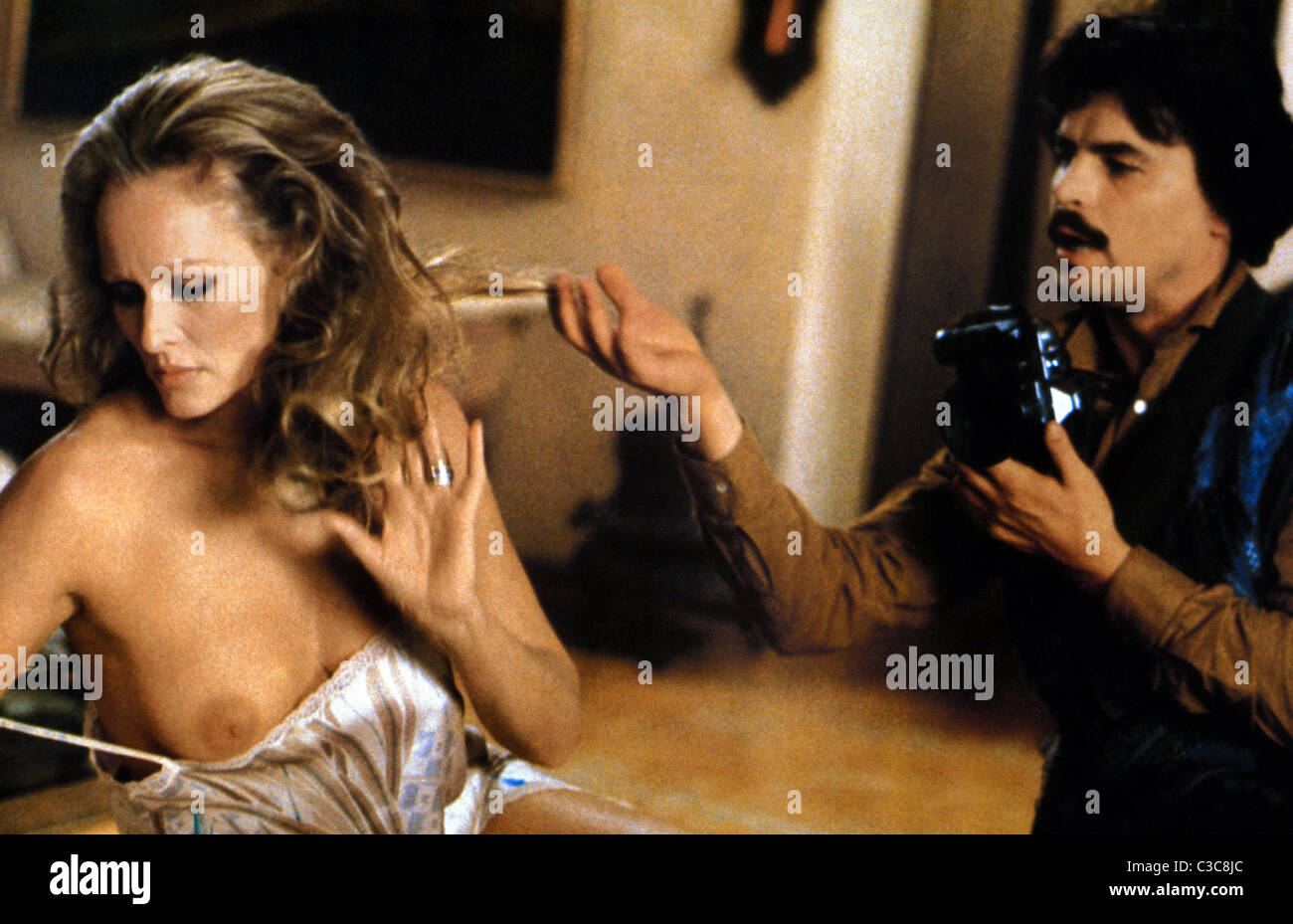 Ursula Andress n'est pas timide et elle montre ses sous-vtements sexy et ses mamelons dans le film Letti Selvaggii (IT-1979)